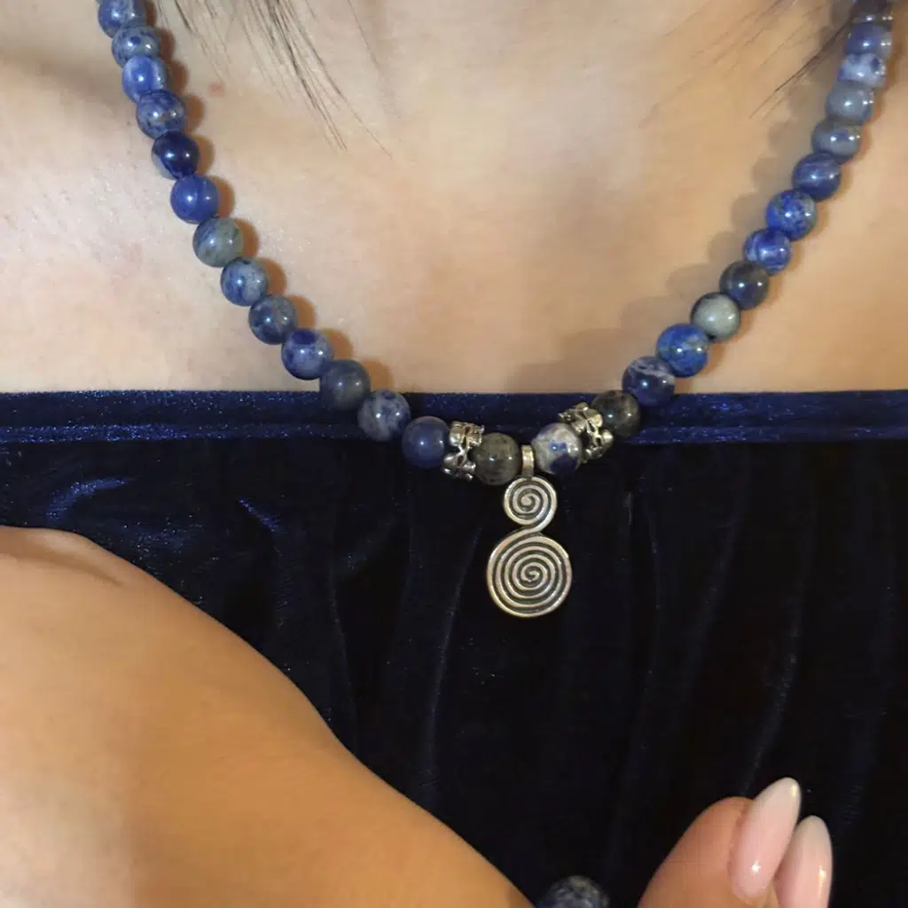 Reina Del Corazen El Yapımı Doğal LAPİS Antik Kolye – Otantik Tasarım, Tarihî İlhamlı, Bolluk ve Huzur Enerjili Şık Takı