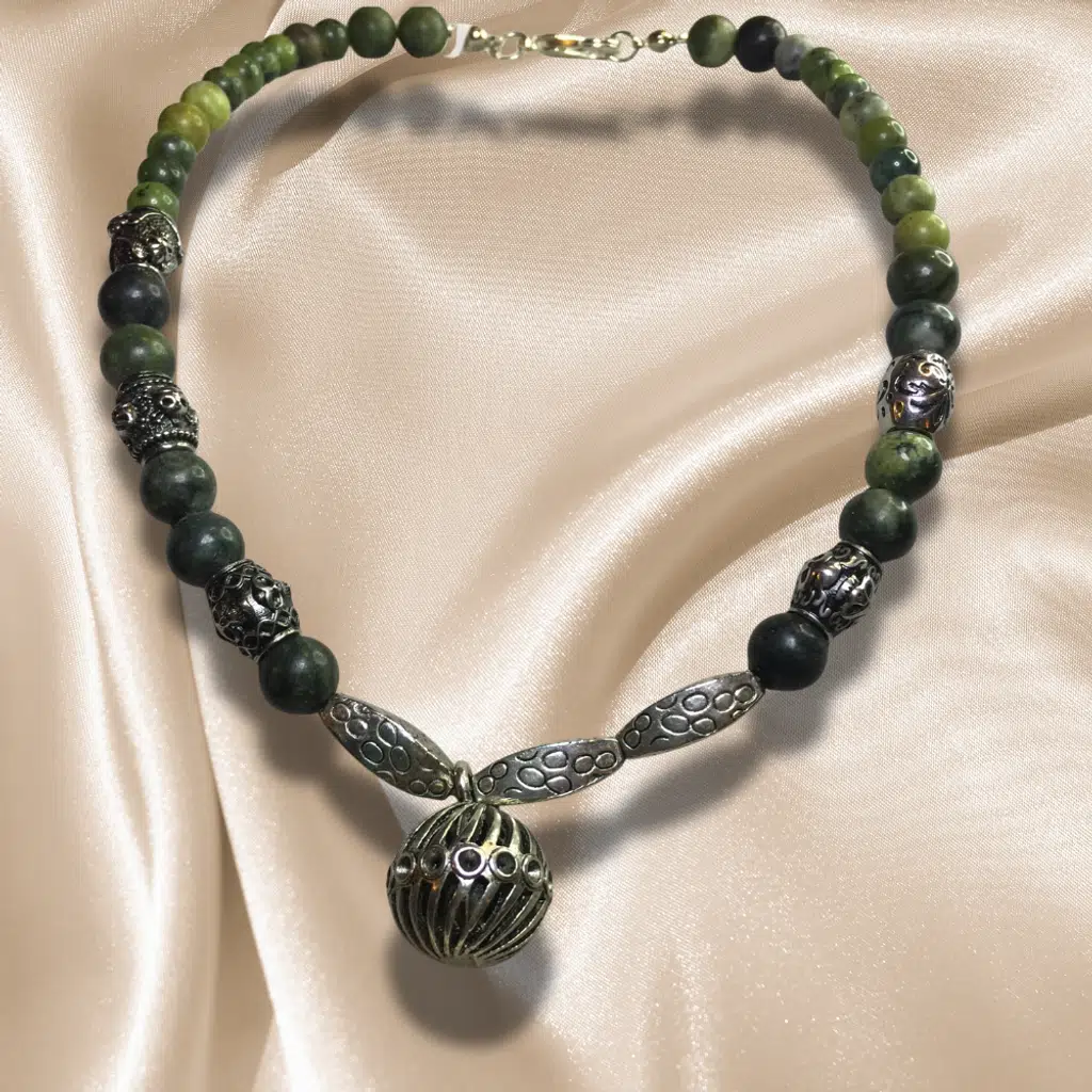 Reina Del Corazen El Yapımı Doğal YEŞİM Antik Kolye – Otantik Tasarım, Tarihî İlhamlı, Bolluk ve Huzur Enerjili Şık Takı