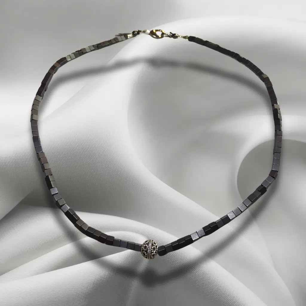  Reina Del Corazen El Yapımı Doğal HEMATİT Antik Gümüş Kolye – Otantik Tasarım, Tarihî İlhamlı, Bolluk ve Huzur Enerjili Şık Takı